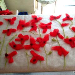poppys vilten op zijden sjaal in atelier