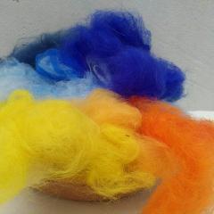 kleuren wol uitzoeken in atelier